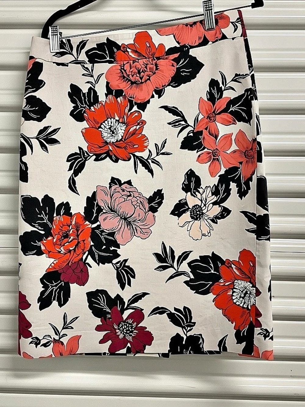Ann Taylor Floral Pencil Skirt in Pink & Black Size 8 Like New